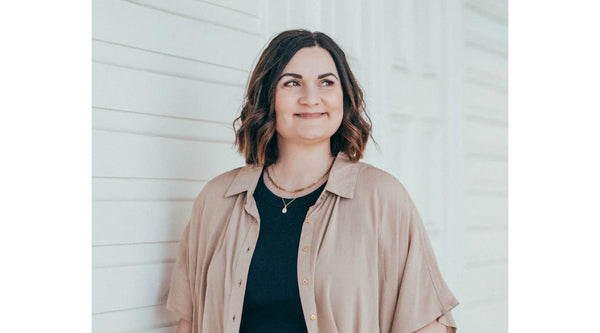 Discover how to choose timeless wardrobe pieces and avoid fast-moving trends. Dress with intention, ease, and long-term confidence.