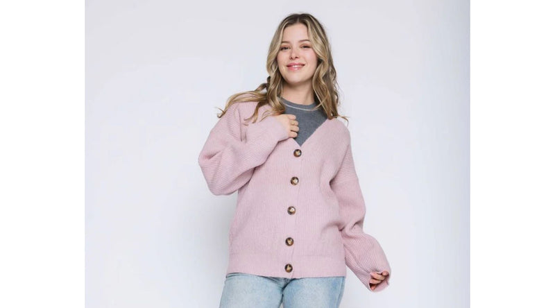 Discover how to style oversized sweaters without looking frumpy. From casual to chic layered outfits, learn easy styling tips to stay put together all season.